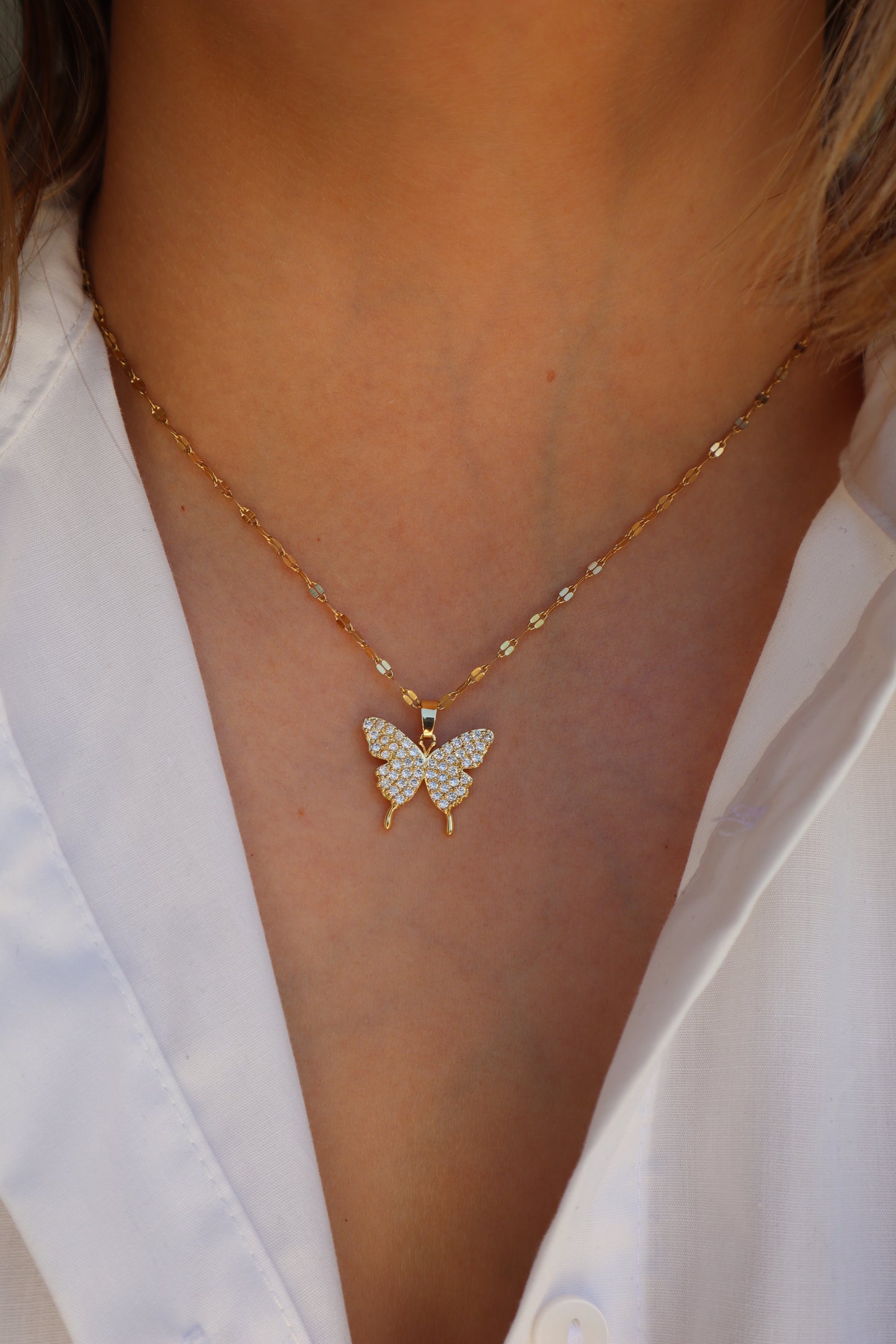 Colar com mariposa e brilhantes