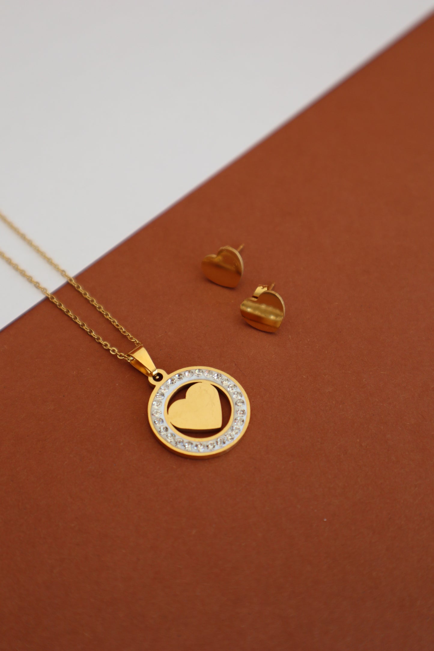 Colar coração dourado e brilhantes