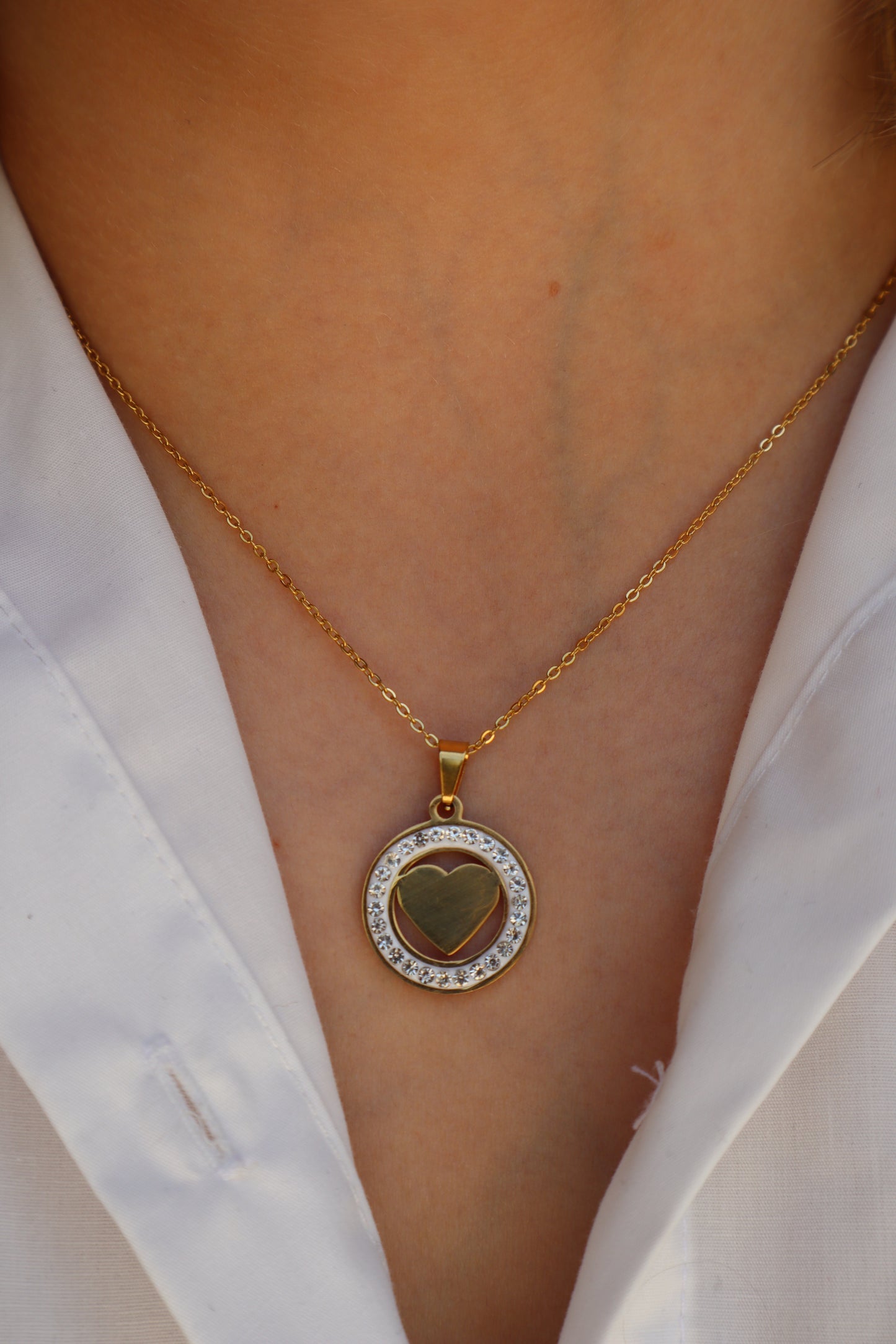 Colar coração dourado e brilhantes