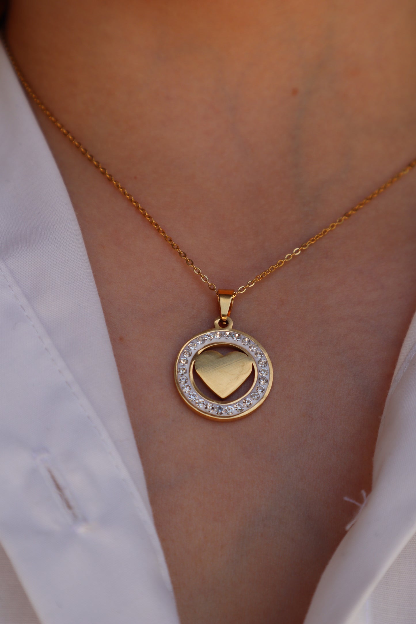 Colar coração dourado e brilhantes