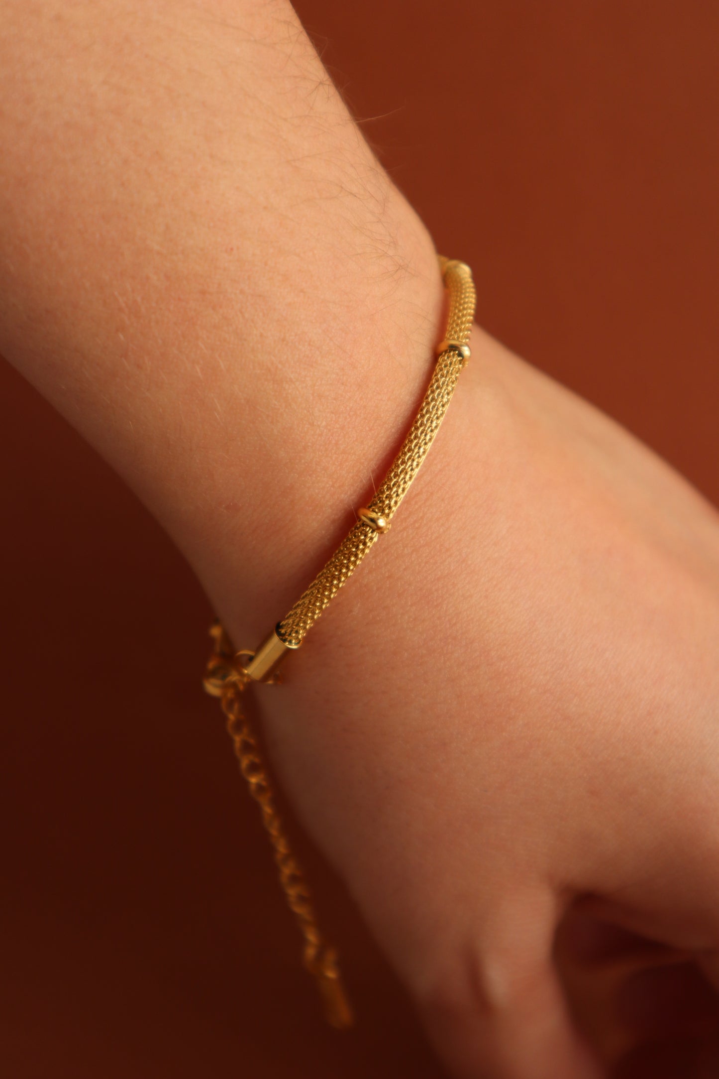 Pulseira fio entrelaçado com detalhes