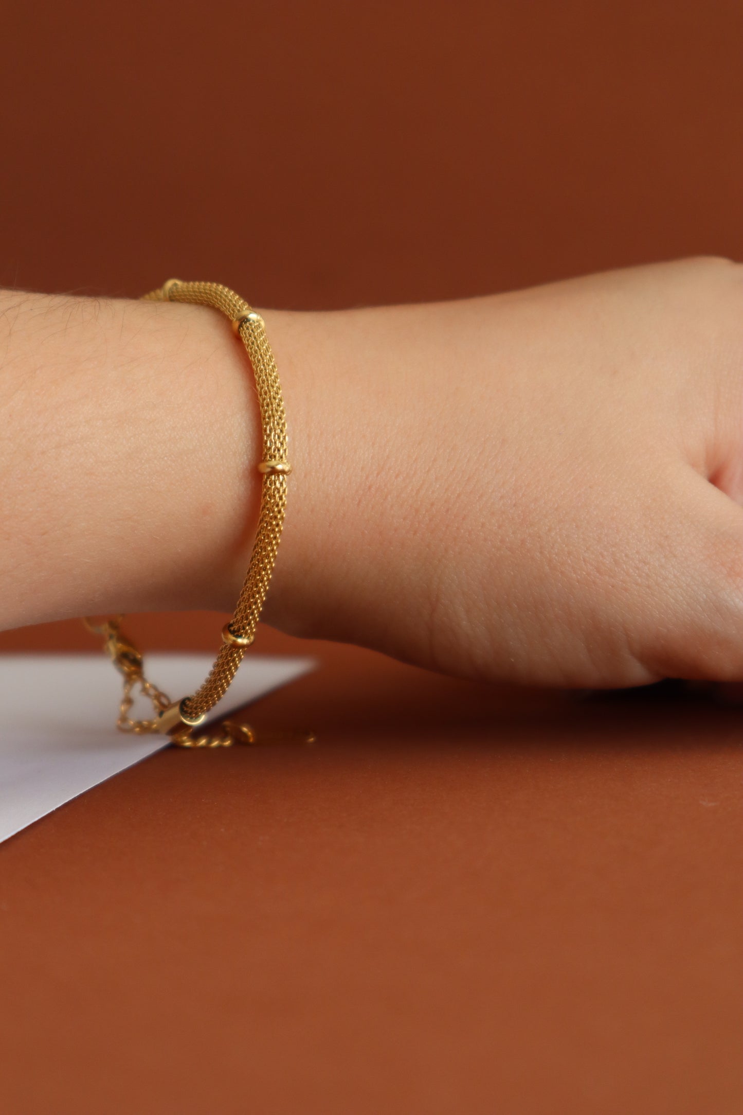 Pulseira fio entrelaçado com detalhes