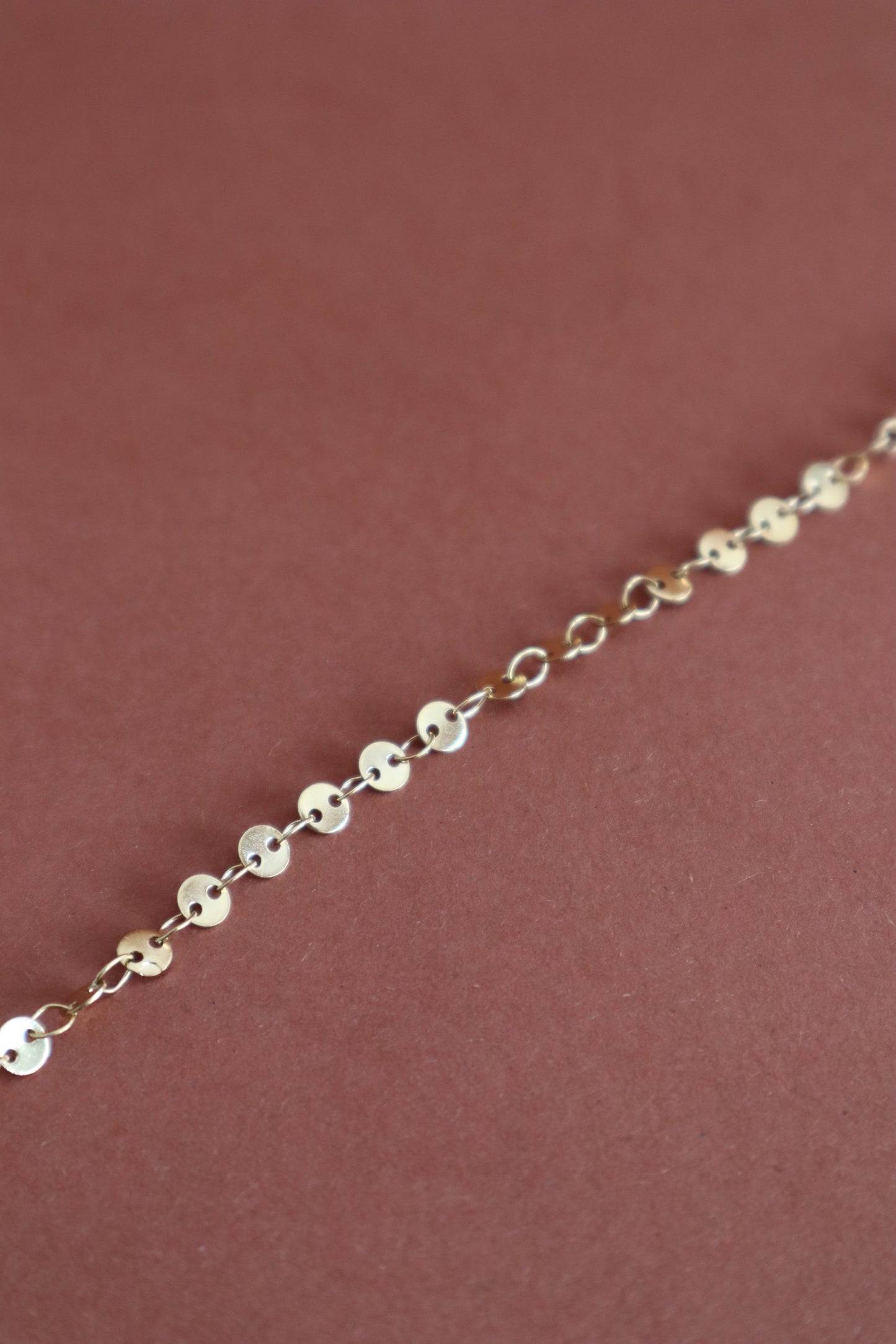 Pulseira com pequenas medalhas