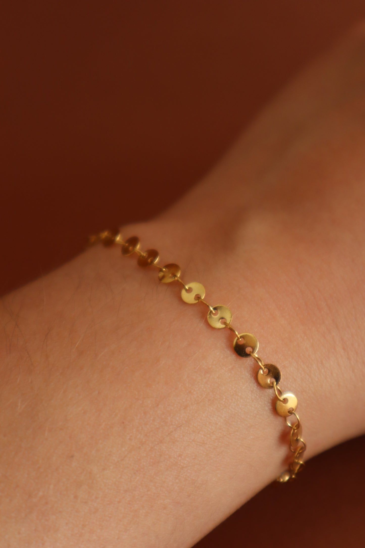 Pulseira com pequenas medalhas
