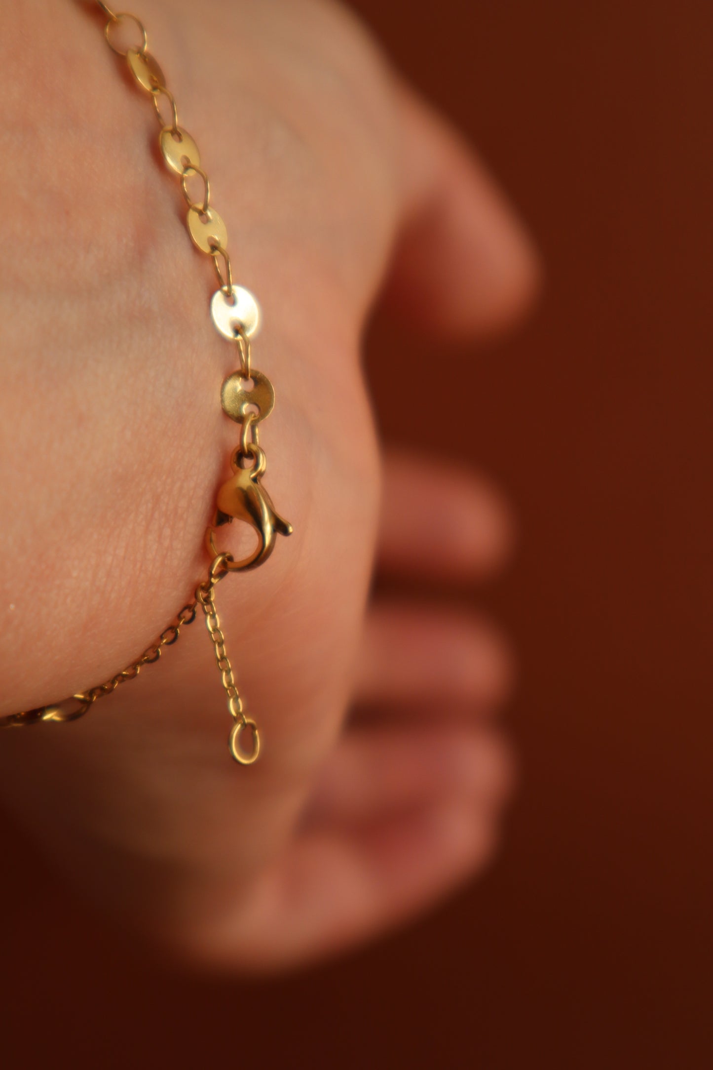 Pulseira com pequenas medalhas