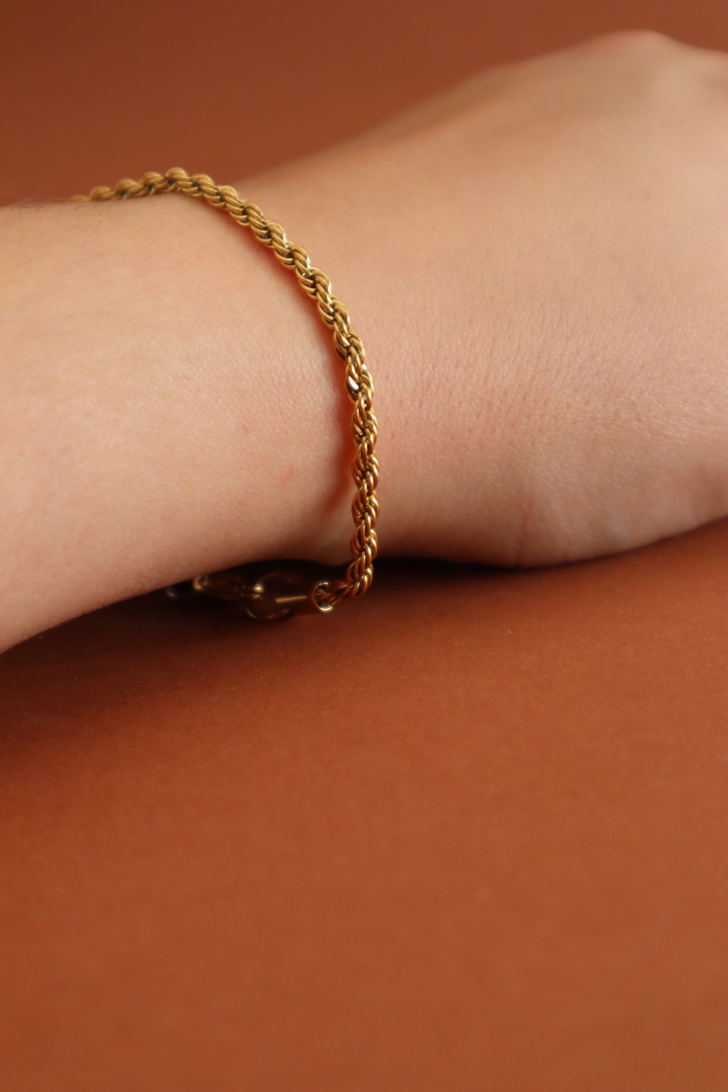 Pulseira com fio entrelaçado