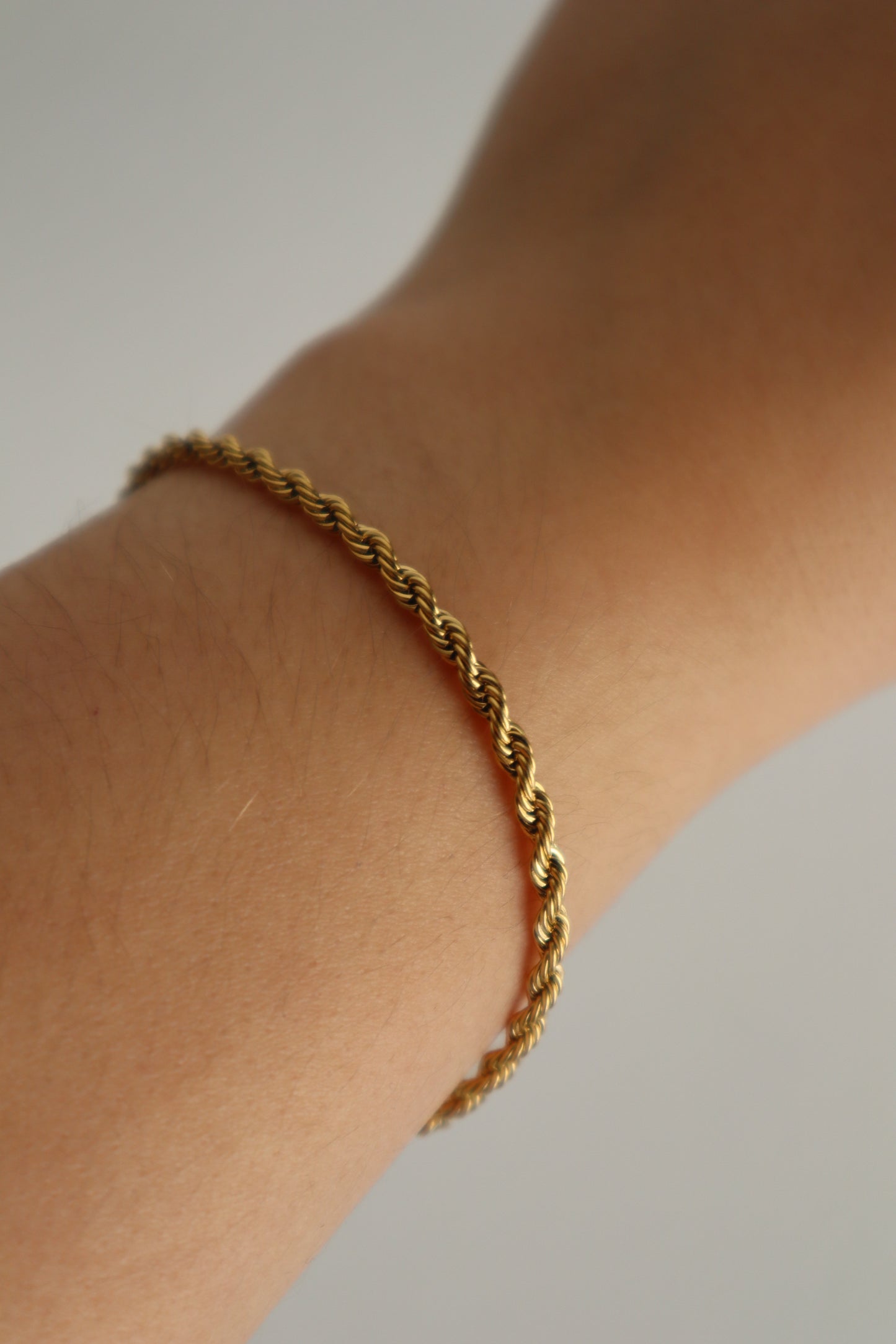 Pulseira com fio entrelaçado