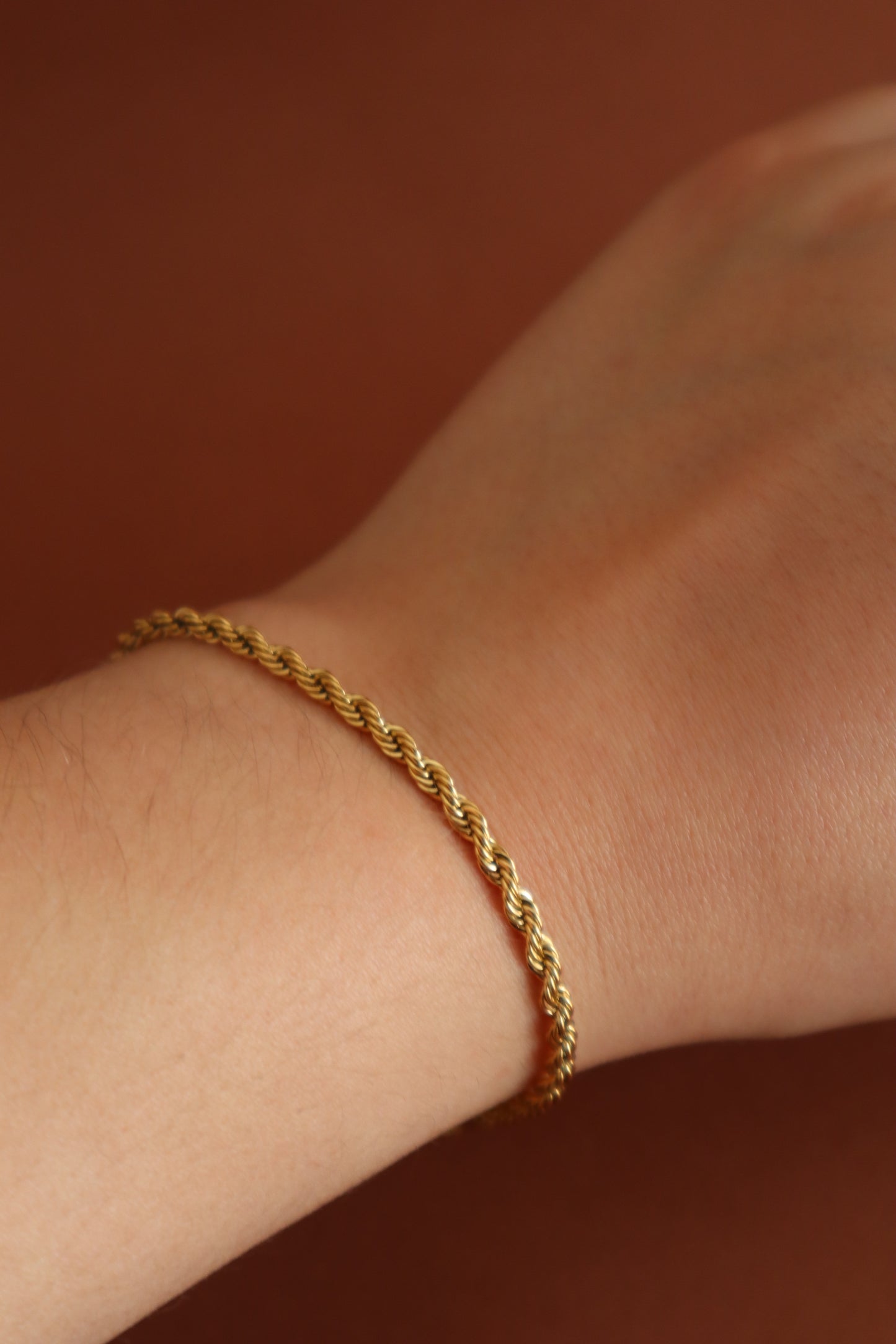 Pulseira com fio entrelaçado