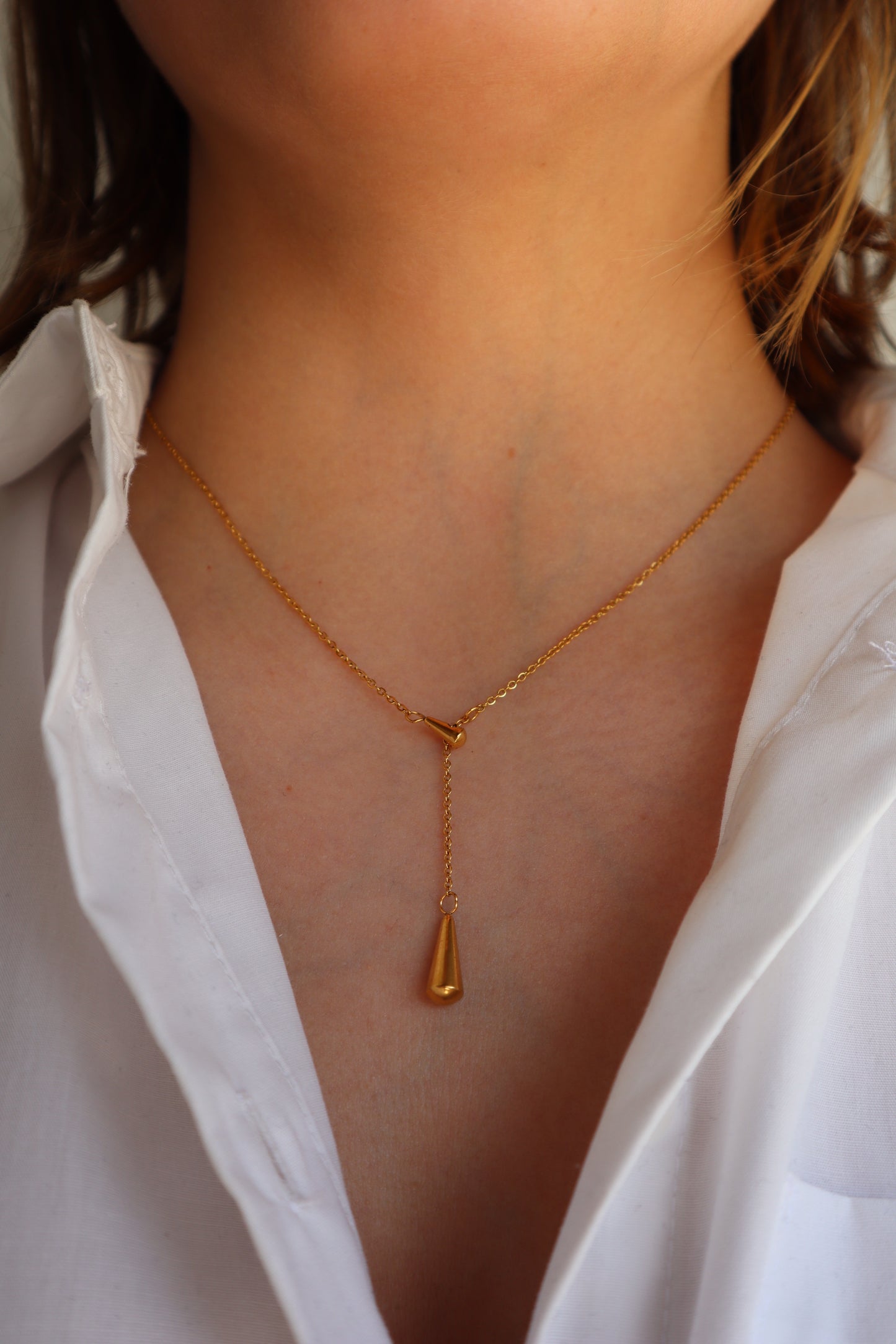 Colar com pendente dourado