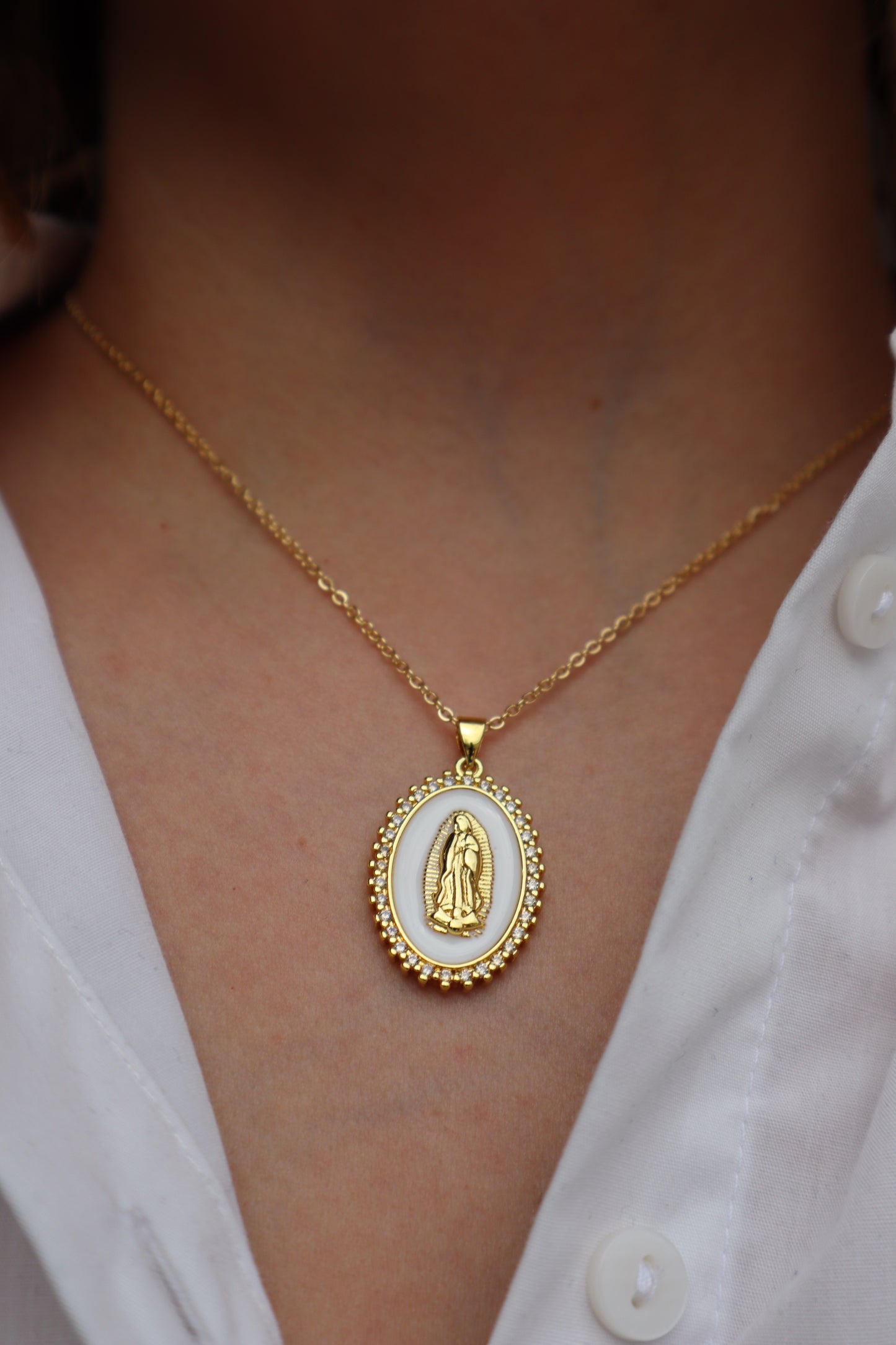 Colar religioso com fundo madrepérola