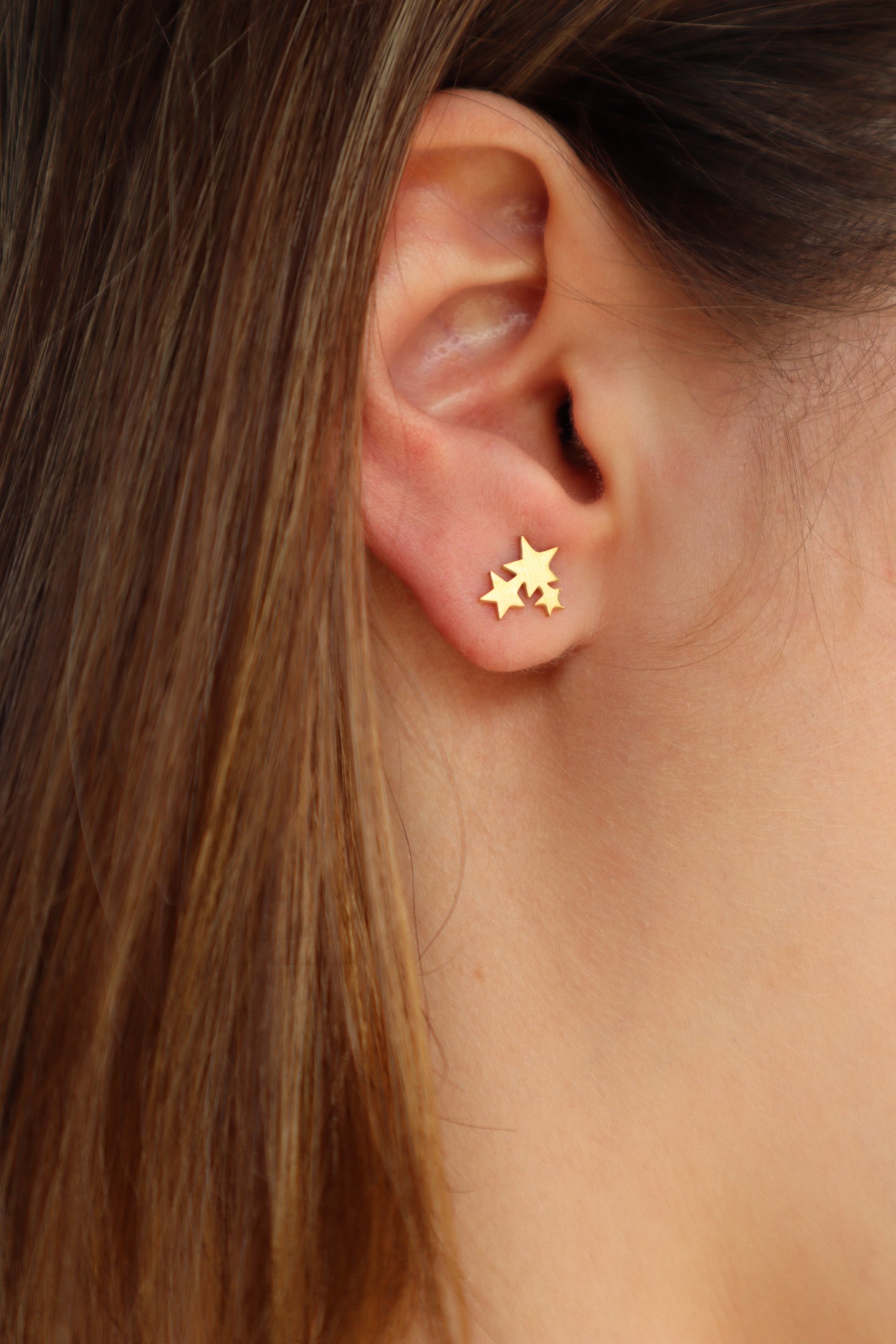 Brincos com estrelas juntas