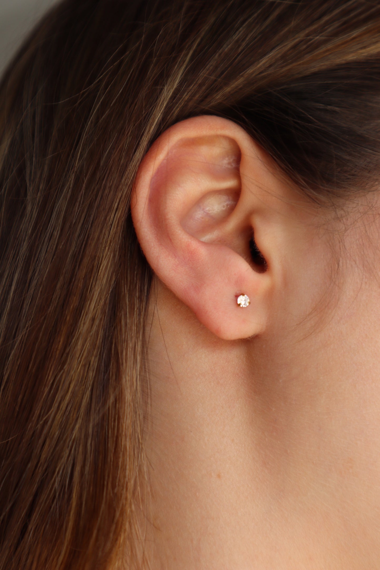 Piercing com pedra brilhante
