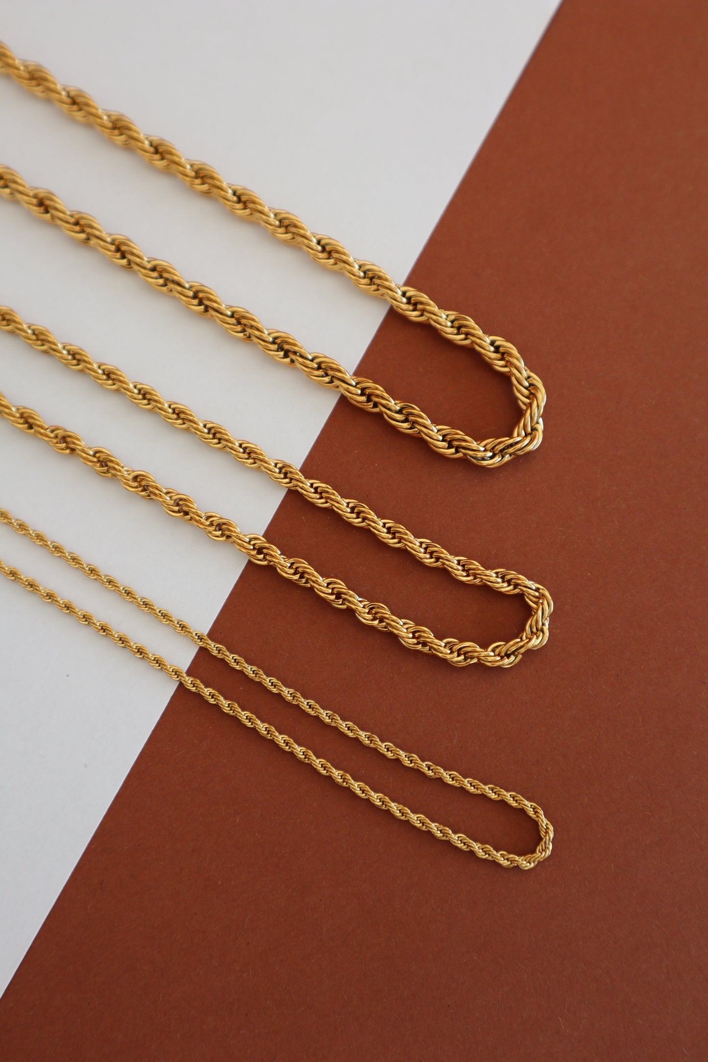 Colar com fio entrelaçado
