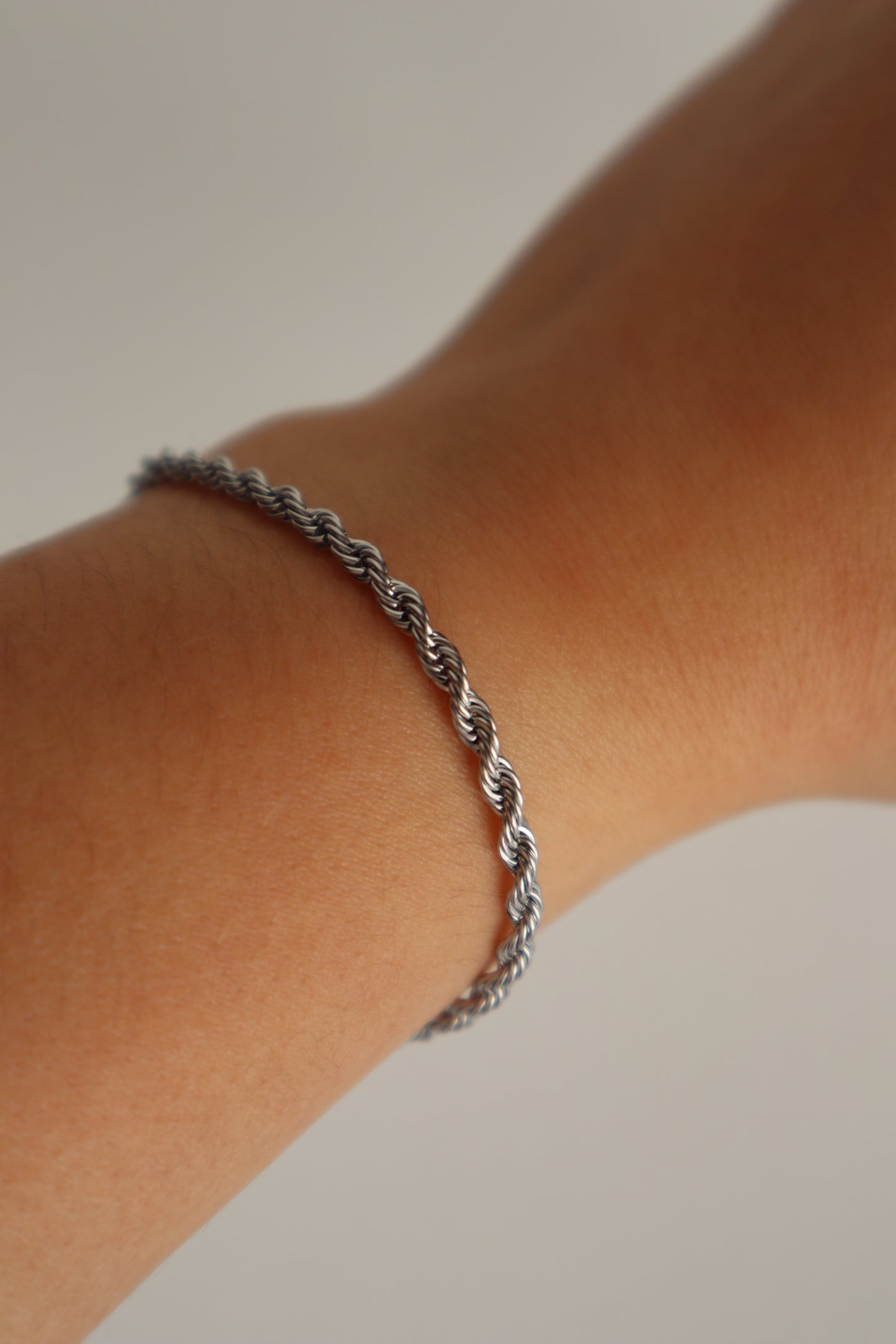 Pulseira com fio entrelaçado