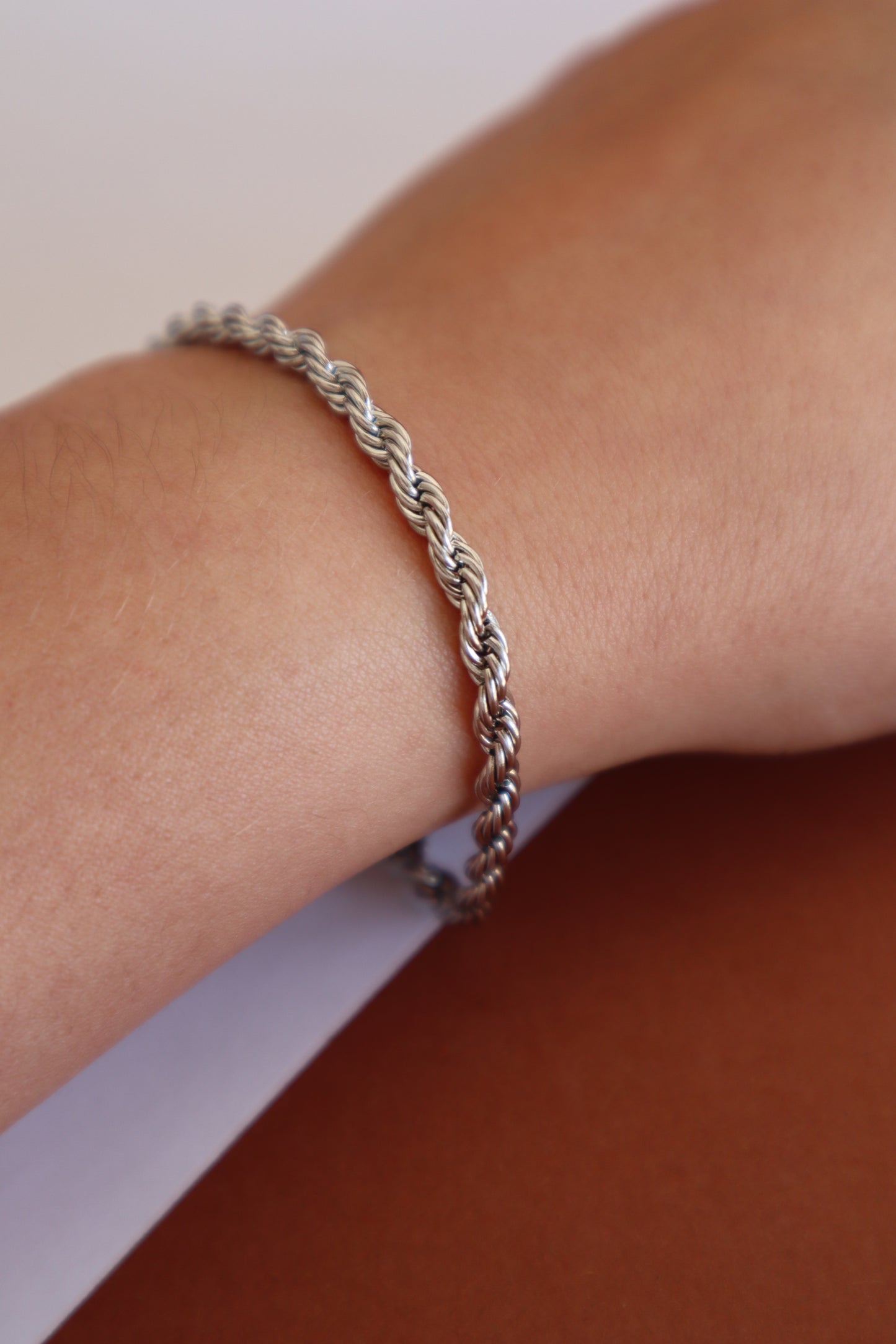 Pulseira com fio entrelaçado