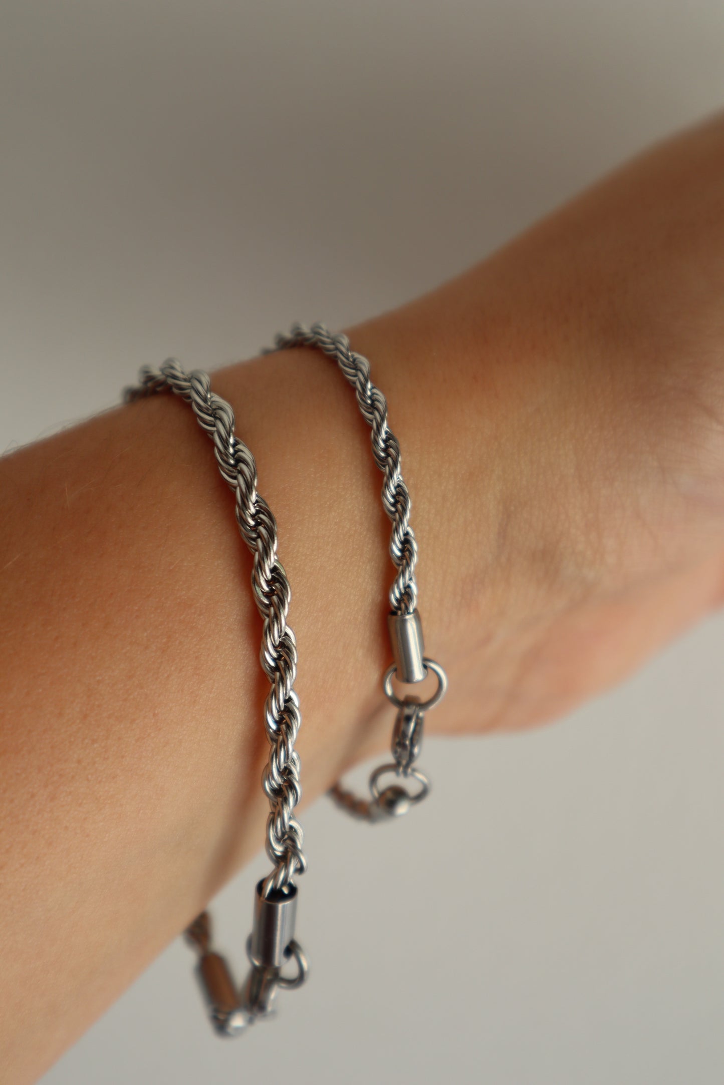 Pulseira com fio entrelaçado