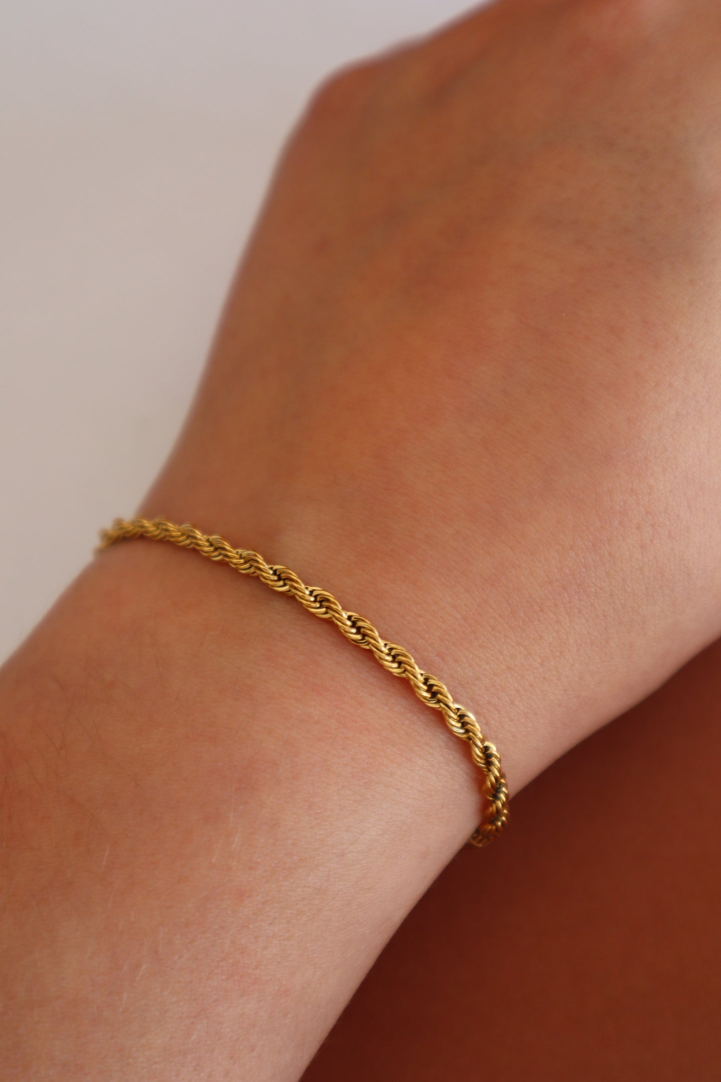 Pulseira com fio entrelaçado