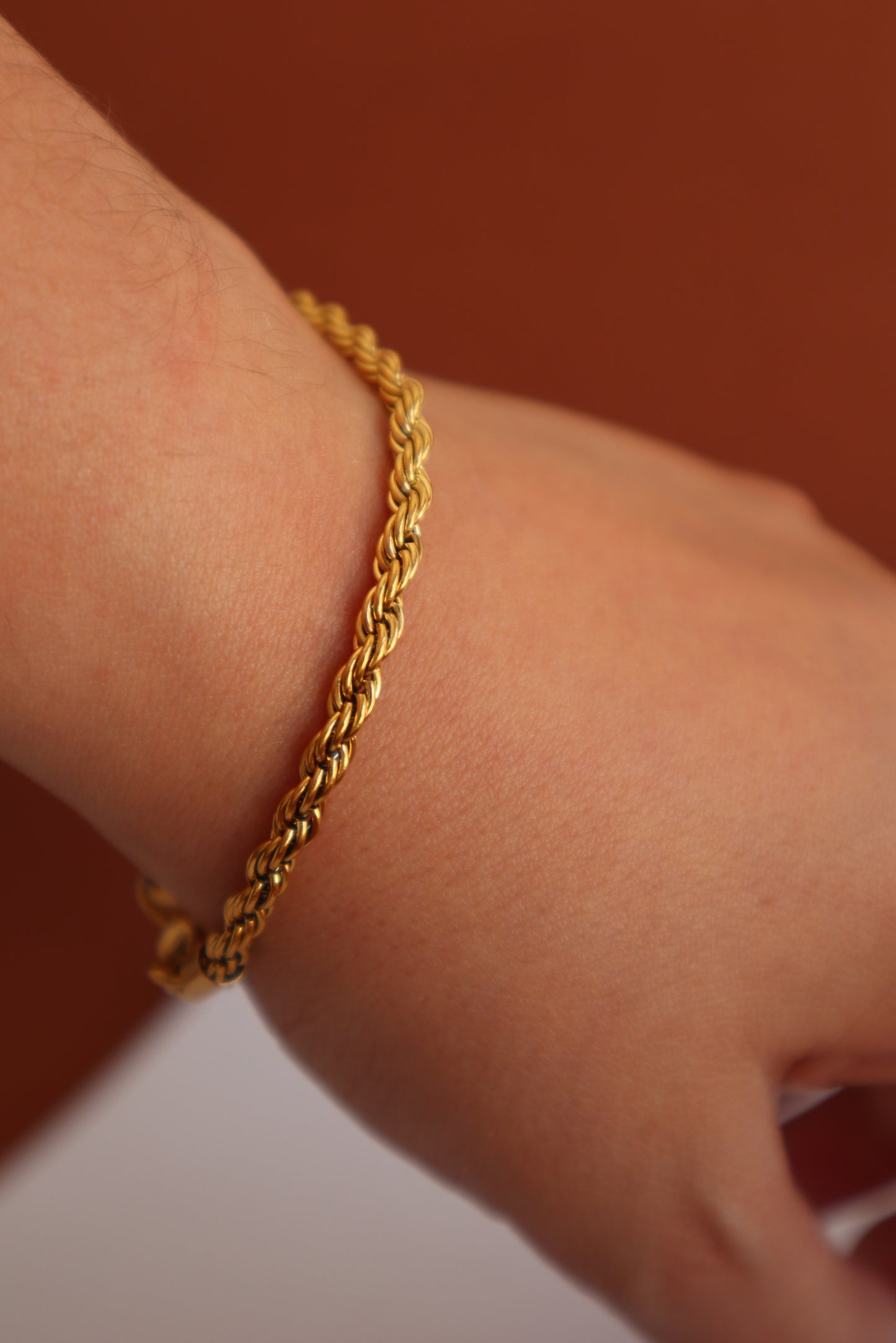 Pulseira com fio entrelaçado
