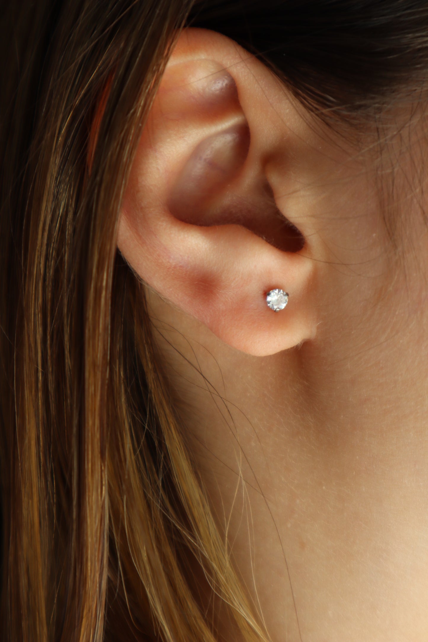 Piercing com pedra brilhante