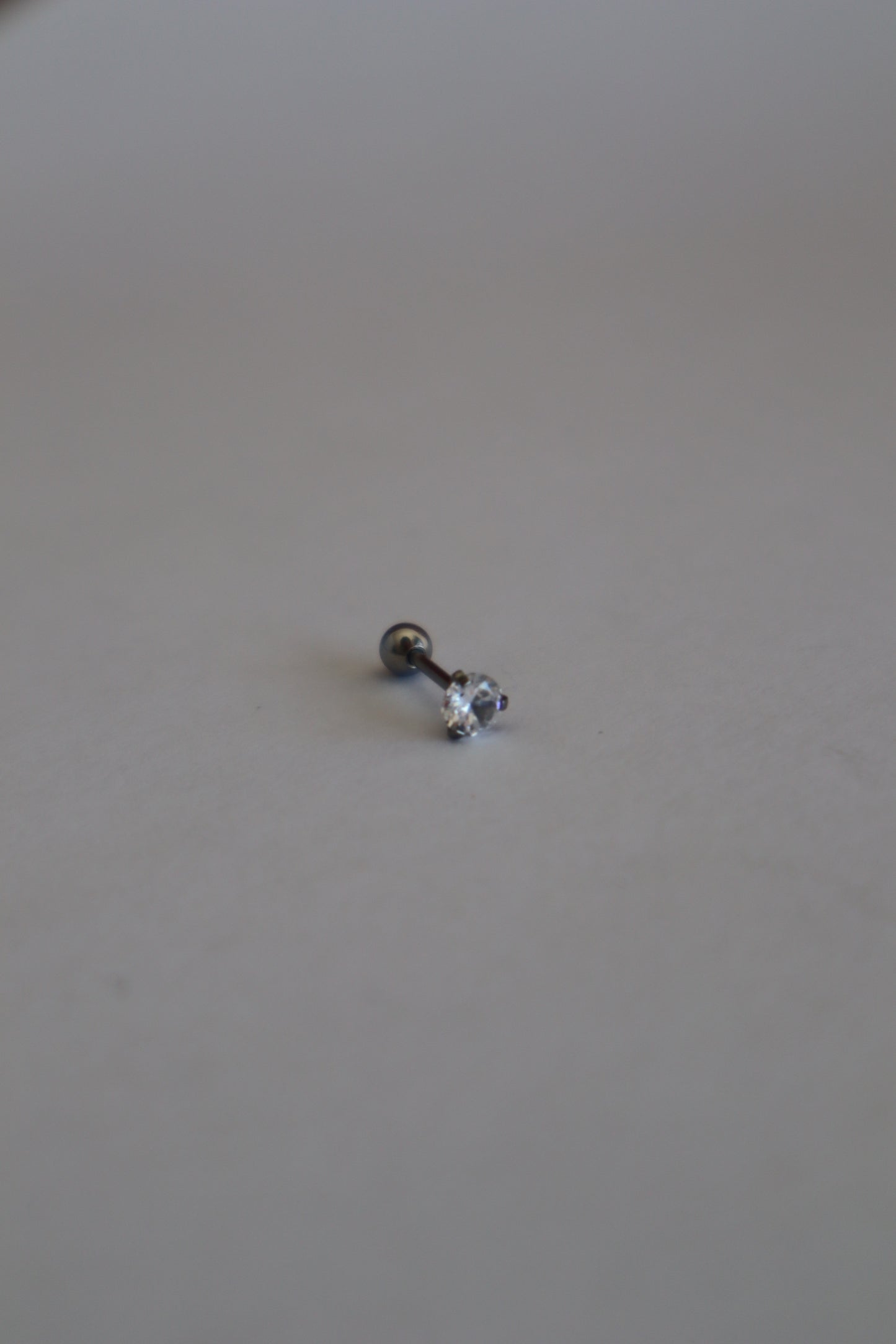 Piercing com pedra brilhante