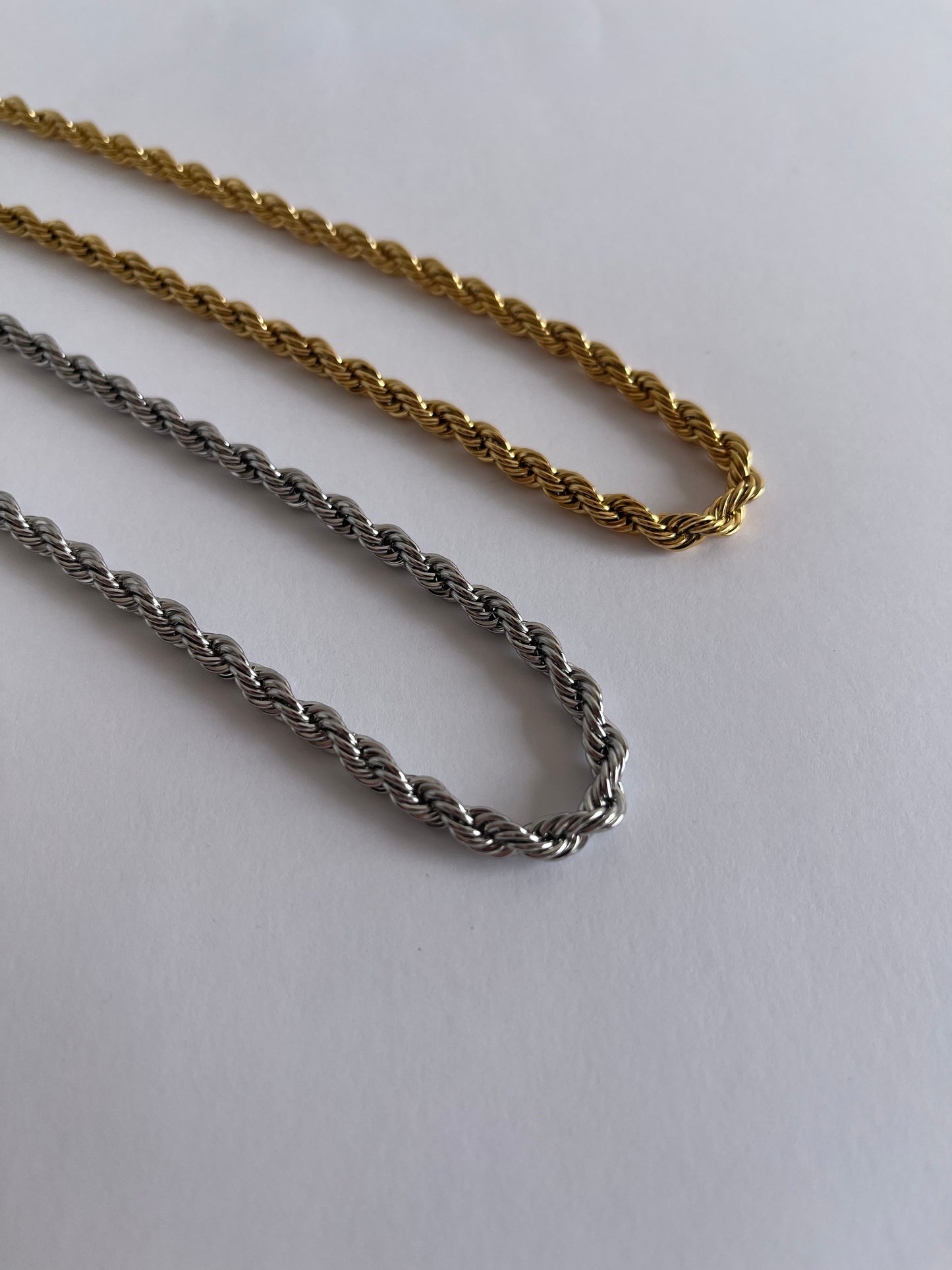Colar com fio entrelaçado