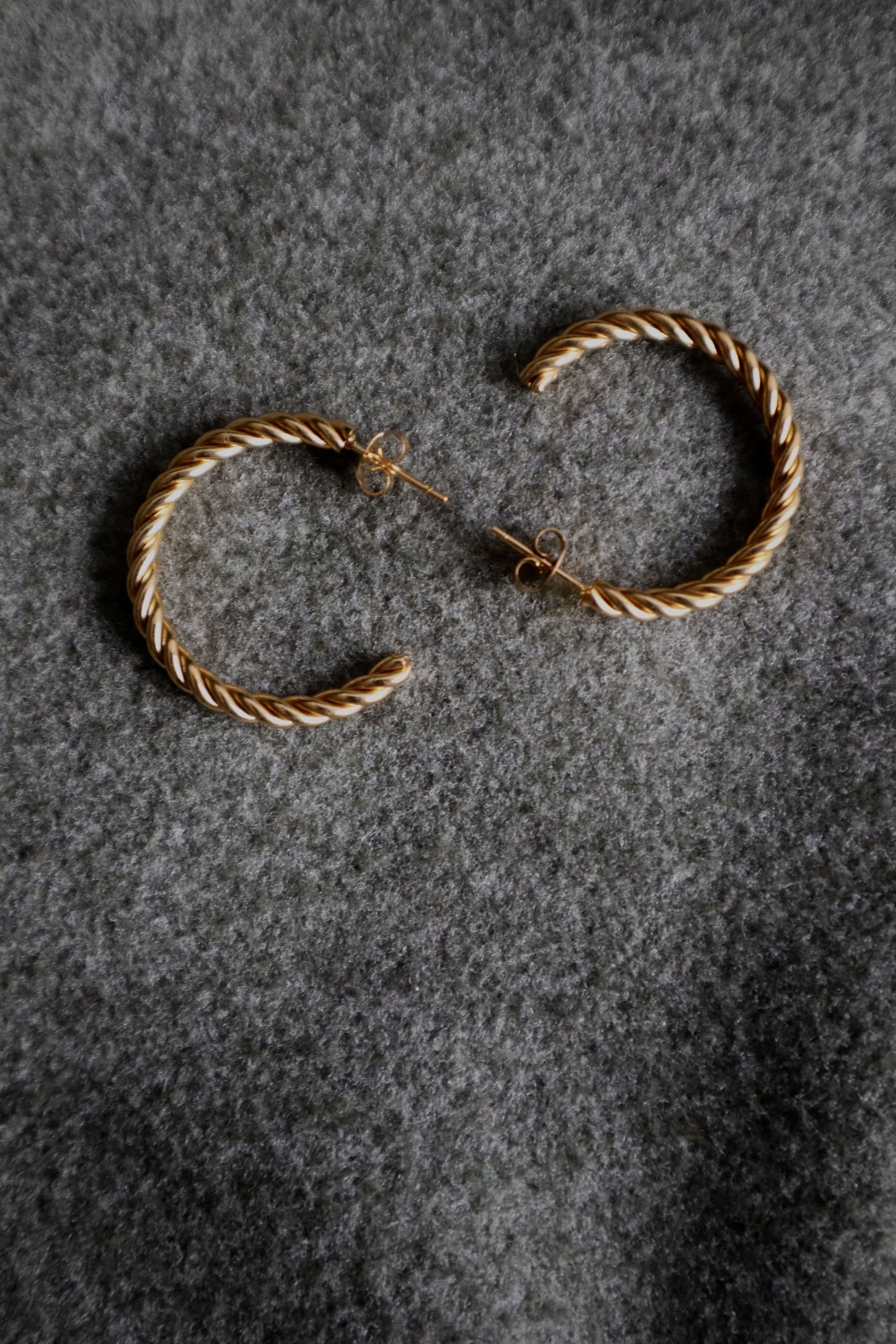 Brincos entrelaçados