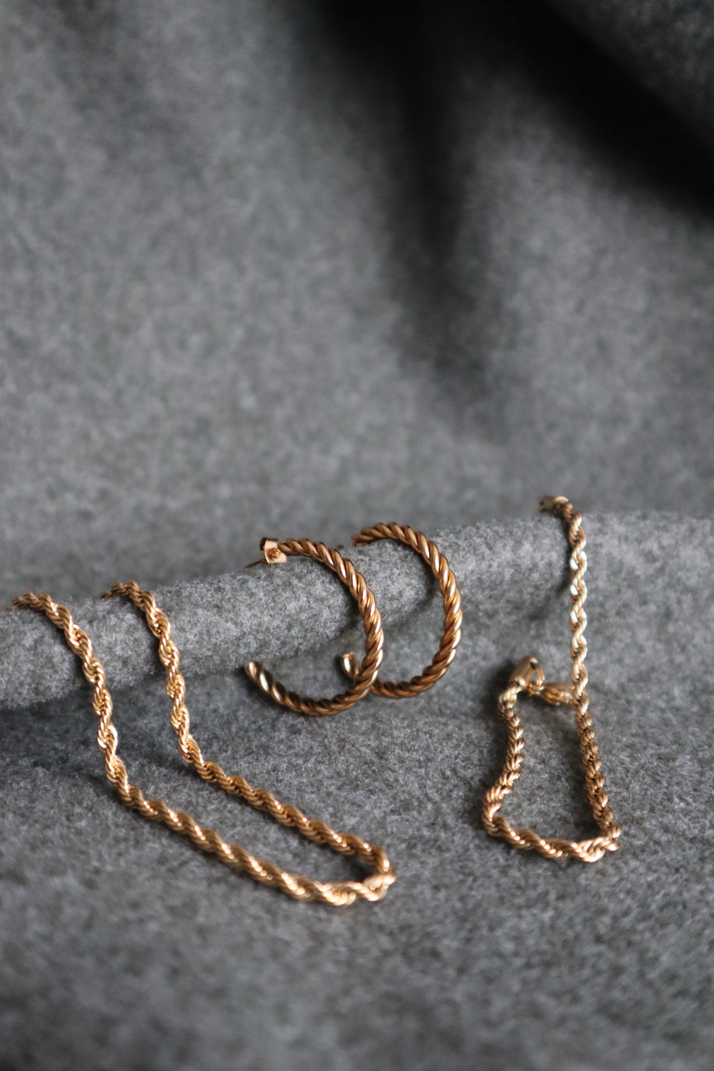 Pulseira com fio entrelaçado