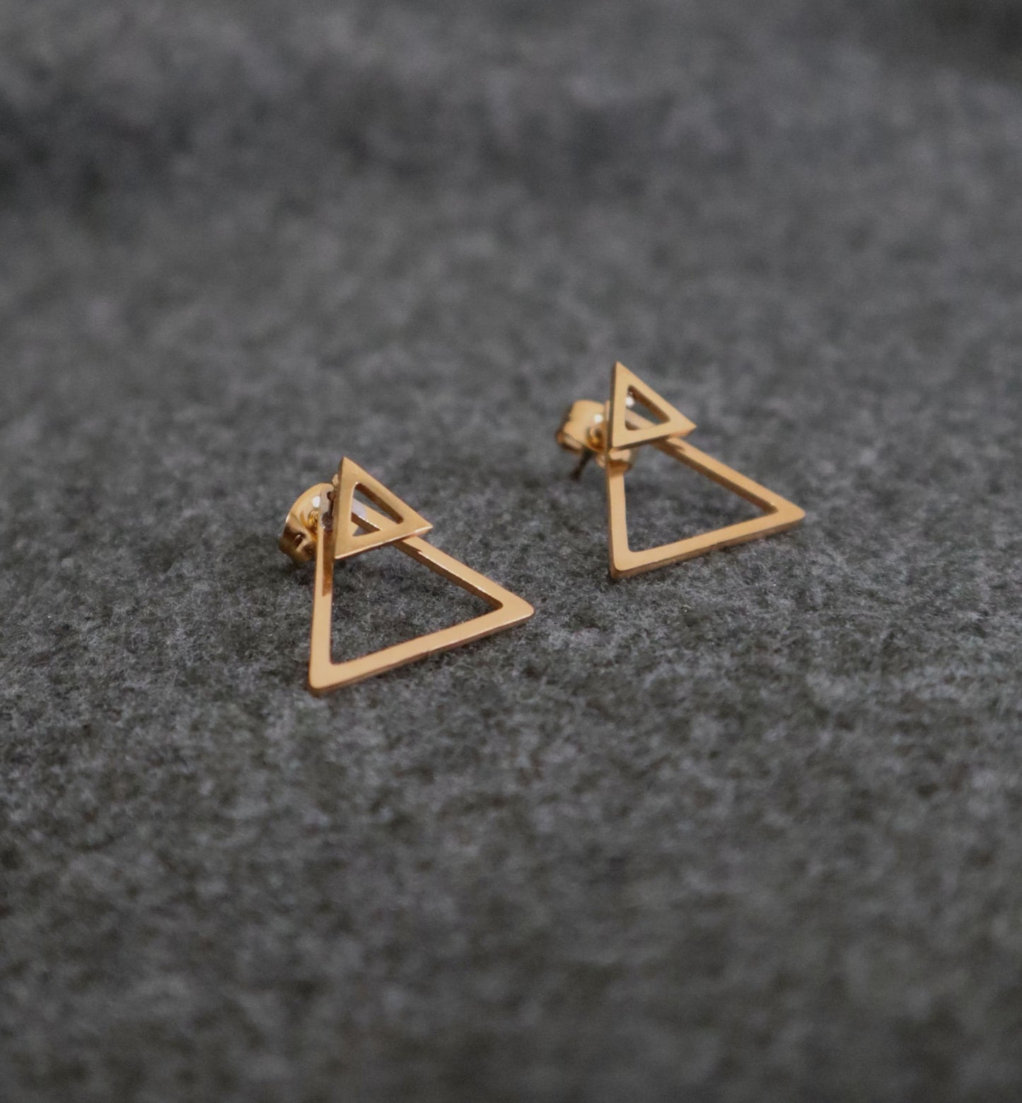 Brincos triangulares