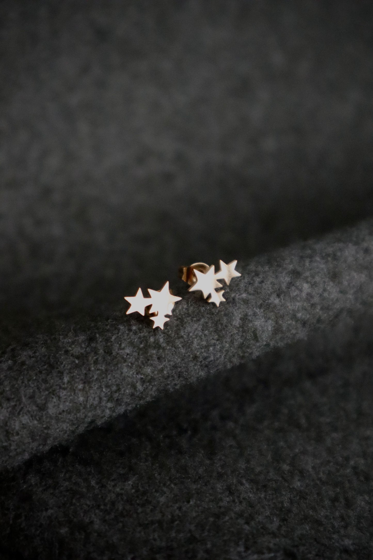 Brincos com estrelas juntas