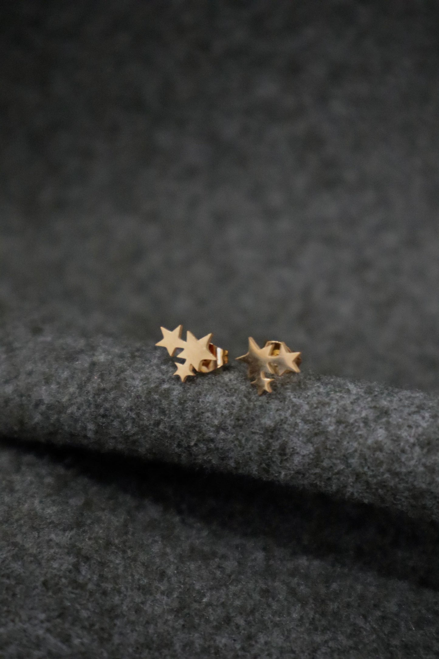 Brincos com estrelas juntas