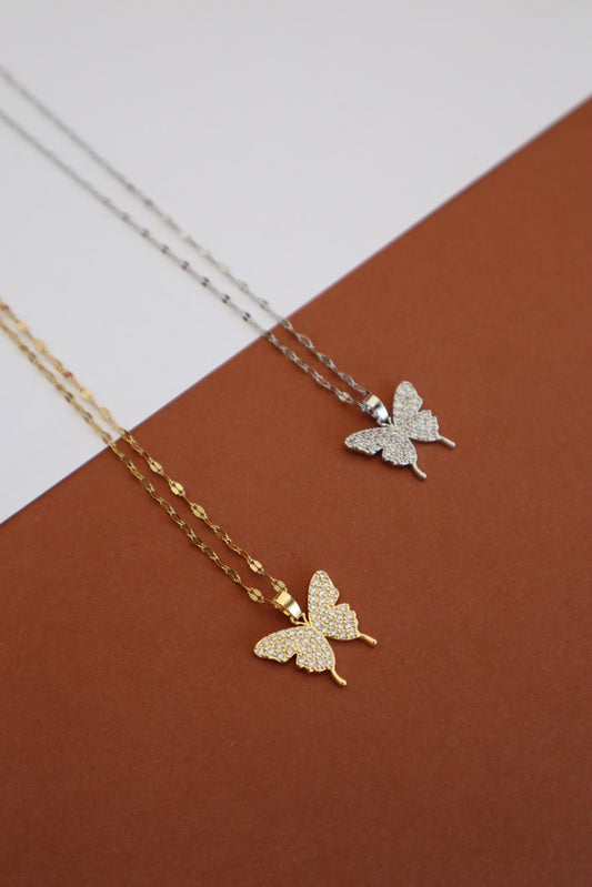 Colar com mariposa e brilhantes