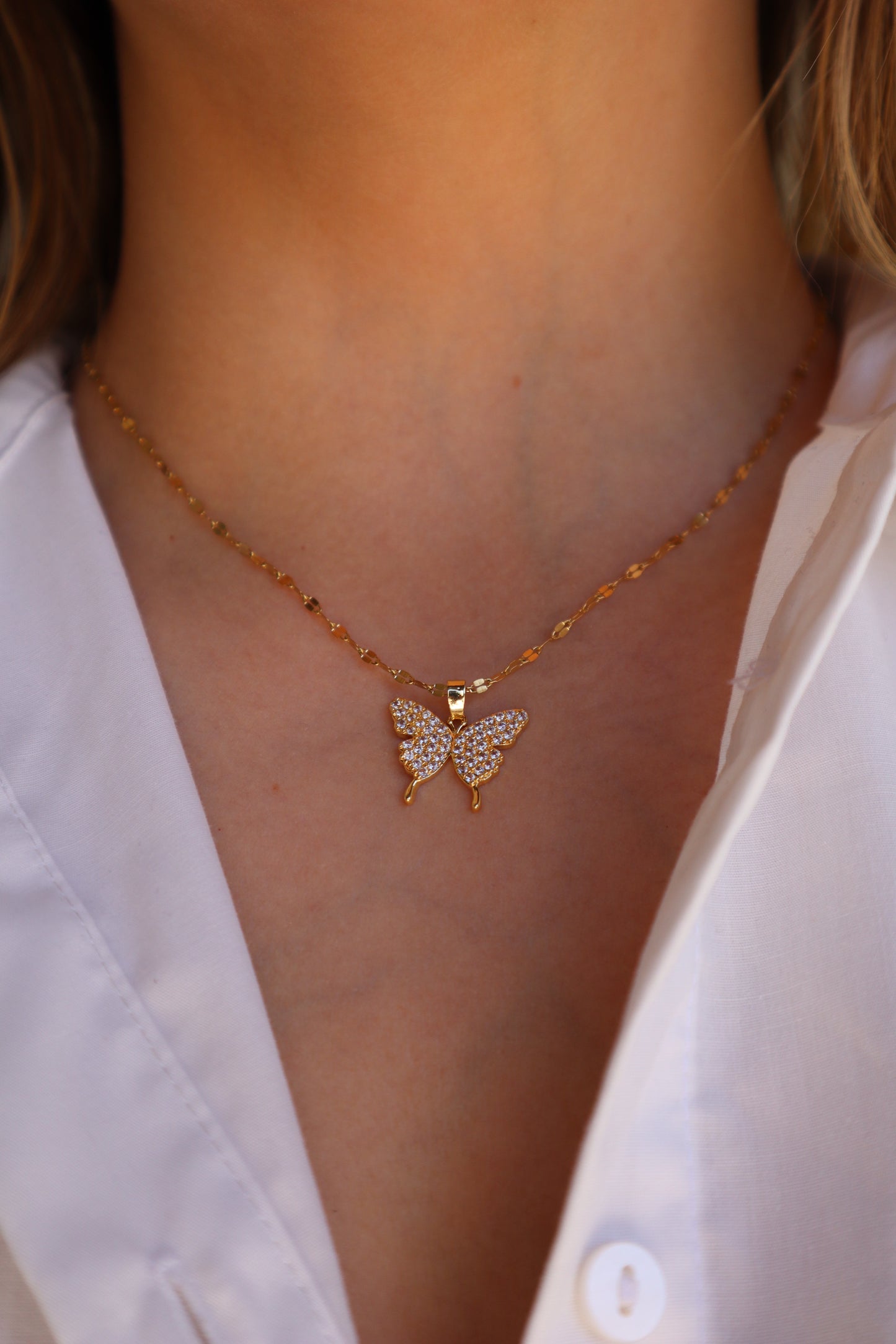 Colar com mariposa e brilhantes