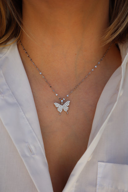 Colar com mariposa e brilhantes