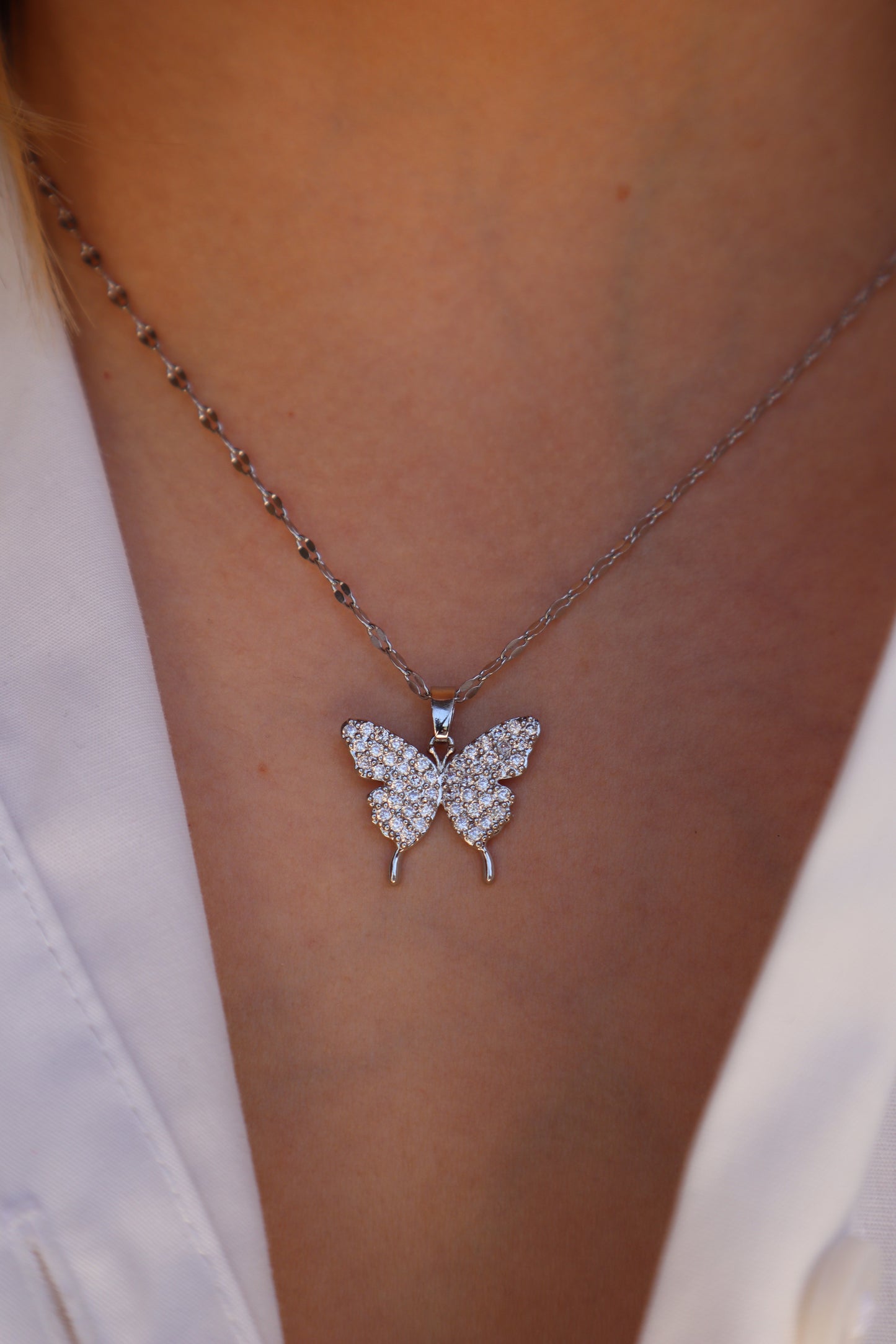 Colar com mariposa e brilhantes