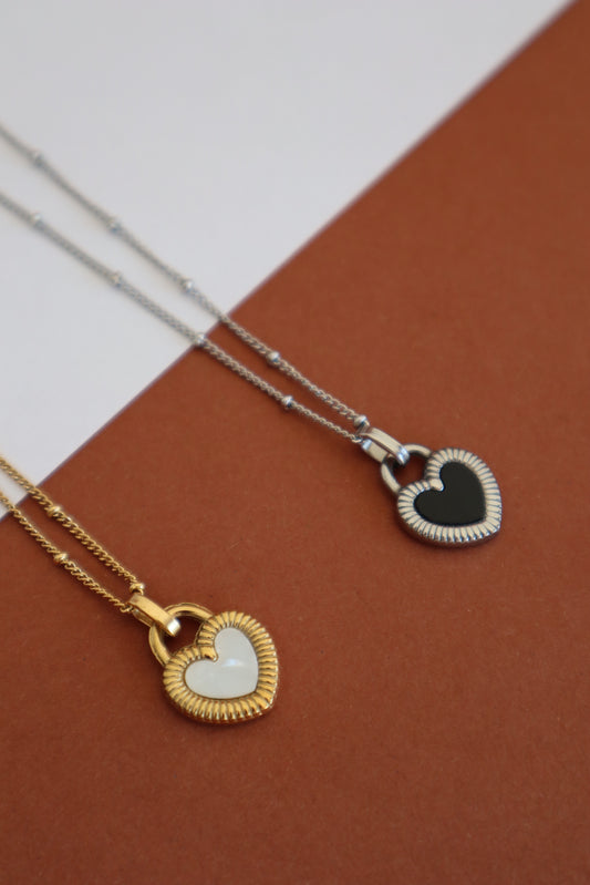 Colar com coração pérola preto ou branco