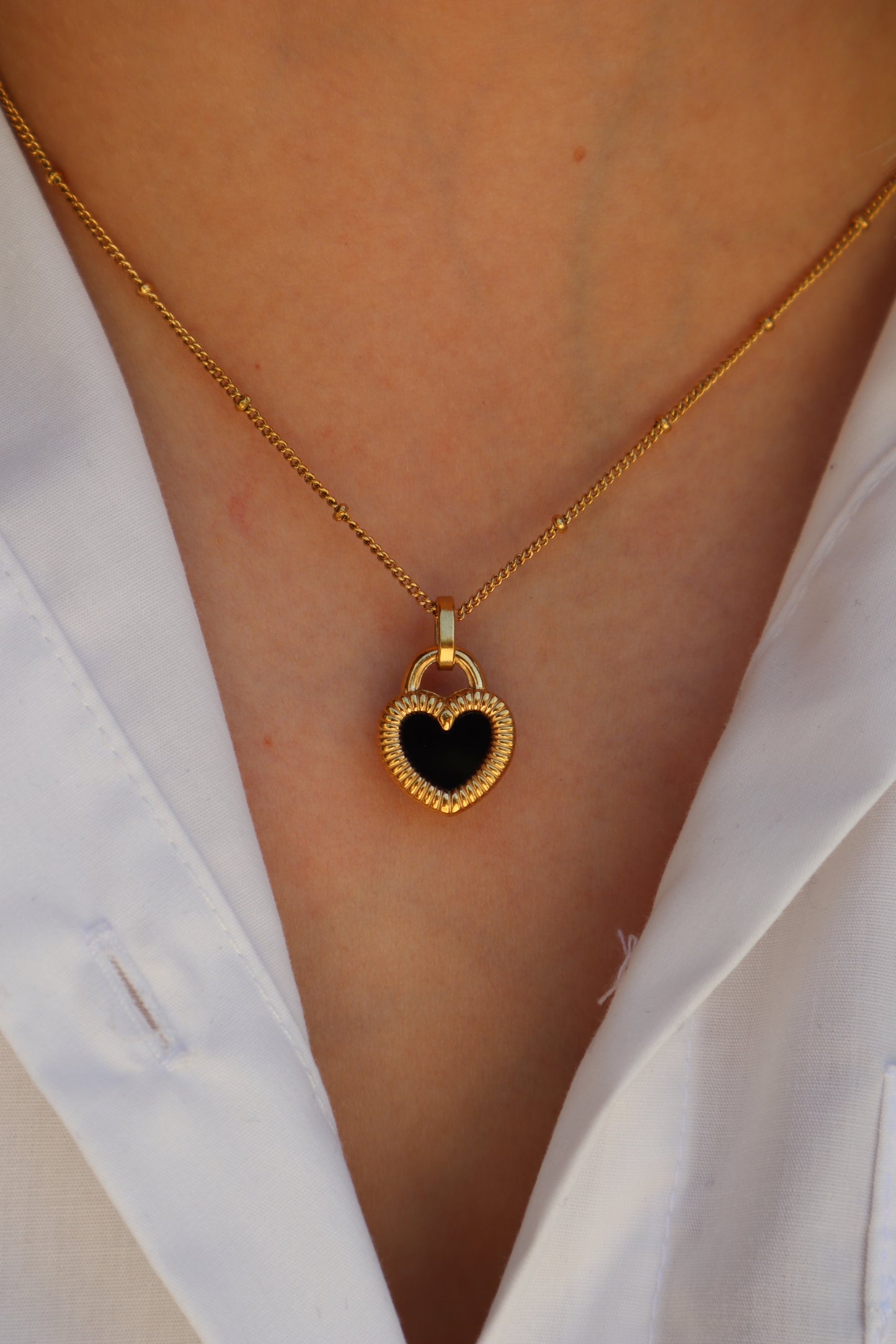 Colar com coração pérola preto ou branco