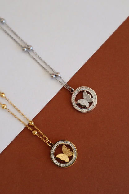 Colar com borboleta e brilhantes