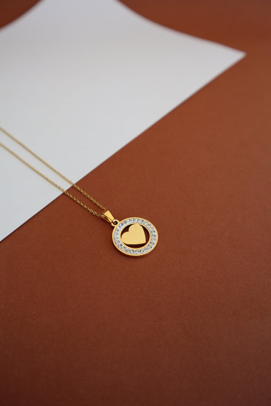 Colar coração dourado e brilhantes