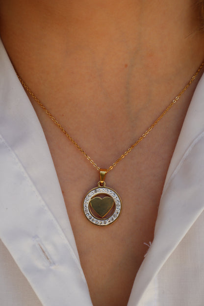 Colar coração dourado e brilhantes