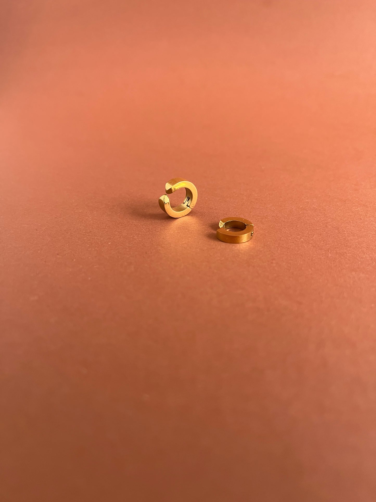 Piercing ear cuff