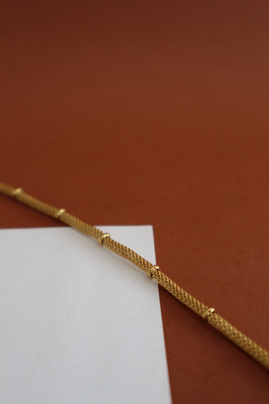 Pulseira fio entrelaçado com detalhes