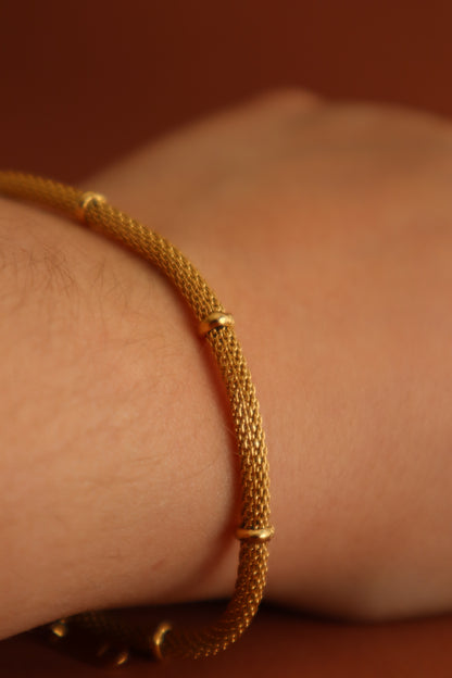 Pulseira fio entrelaçado com detalhes