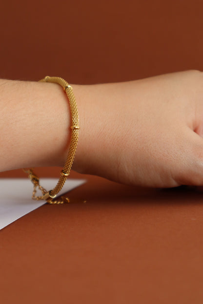 Pulseira fio entrelaçado com detalhes