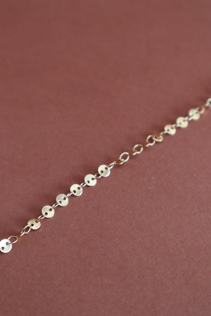 Pulseira com pequenas medalhas
