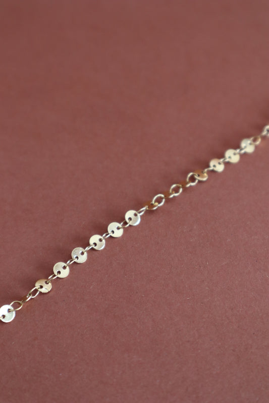 Pulseira com pequenas medalhas