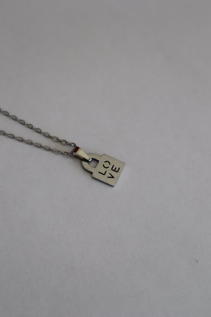 Colar com cadeado do amor
