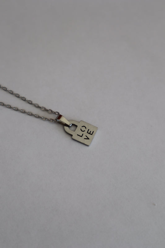 Colar com cadeado do amor
