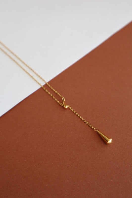 Colar com pendente dourado