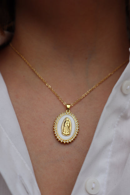Colar religioso com fundo madrepérola