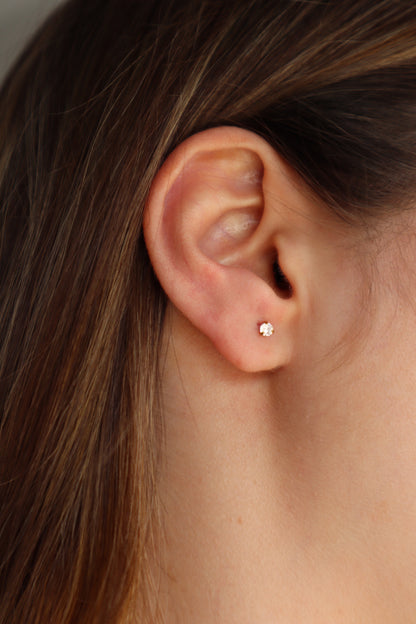 Piercing com pedra brilhante